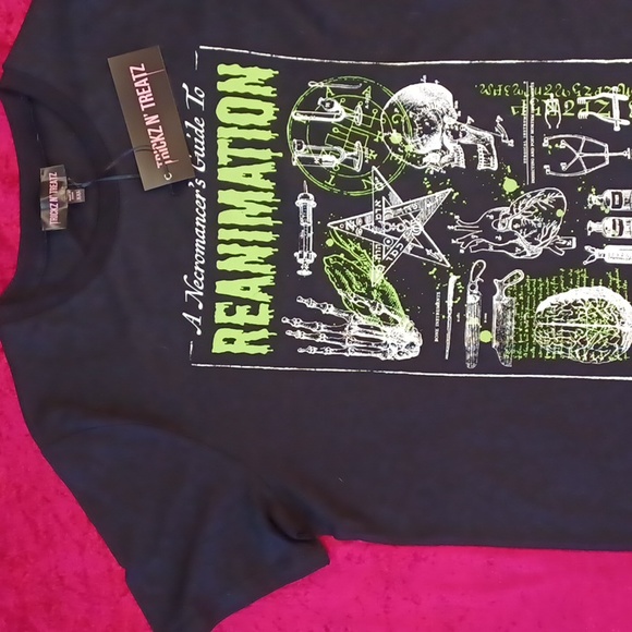 TRICKZ N TREAT XXL  SHORT-SLEEVED TSHIRT WITH GREEN" NECROMANCERS GUIDE"GRAPHICS - Picture 3 of 9